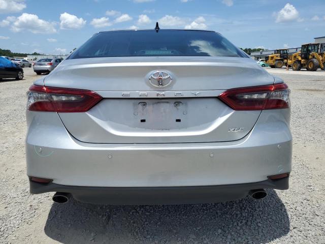 4T1FZ1AK3PU080902 - 2023 TOYOTA CAMRY XLE فضي صورة 6