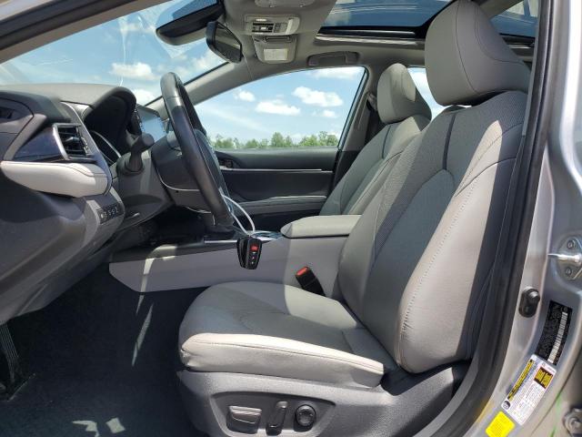 4T1FZ1AK3PU080902 - 2023 TOYOTA CAMRY XLE فضي صورة 7