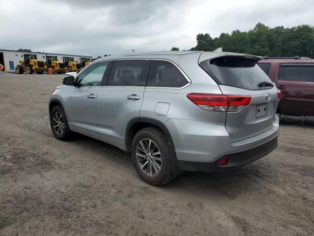 5TDJZRFH5JS532158 - 2018 TOYOTA HIGHLANDER SE SILVER photo 2