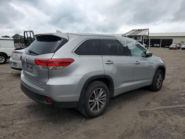 5TDJZRFH5JS532158 - 2018 TOYOTA HIGHLANDER SE SILVER photo 3