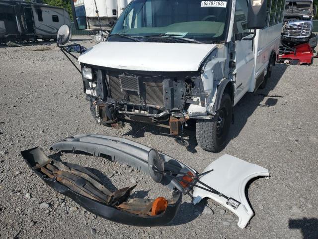 1GBHG31R711218756 - 2001 CHEVROLET EXPRESS CU G3500 WHITE photo 9