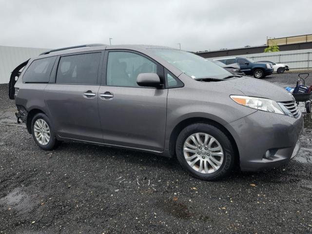 5TDYZ3DC8HS852880 - 2017 TOYOTA SIENNA XLE 灰色 照片 4