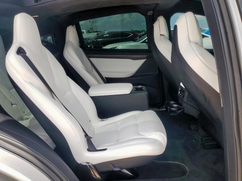 5YJXCBE43JF126966 - 2018 TESLA MODEL X Argent photo 11