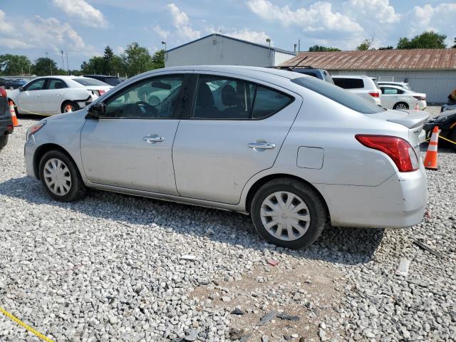 3N1CN7AP7JL877904 - 2018 NISSAN VERSA S SILVER photo 2