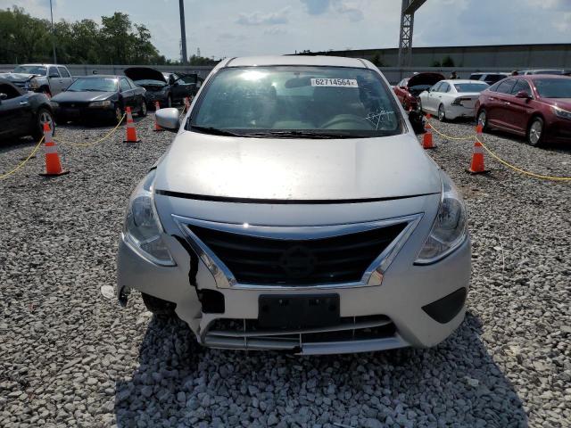 3N1CN7AP7JL877904 - 2018 NISSAN VERSA S Արծաթագույն լուսանկար 5