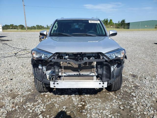 JTEZU5JR4J5179133 - 2018 TOYOTA 4RUNNER SR5 SILVER photo 5
