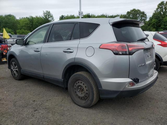 JTMBFREV3JJ206523 - 2018 TOYOTA RAV4 LE ვერცხლისფერი ფოტო 2