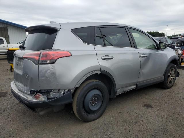 JTMBFREV3JJ206523 - 2018 TOYOTA RAV4 LE ვერცხლისფერი ფოტო 3