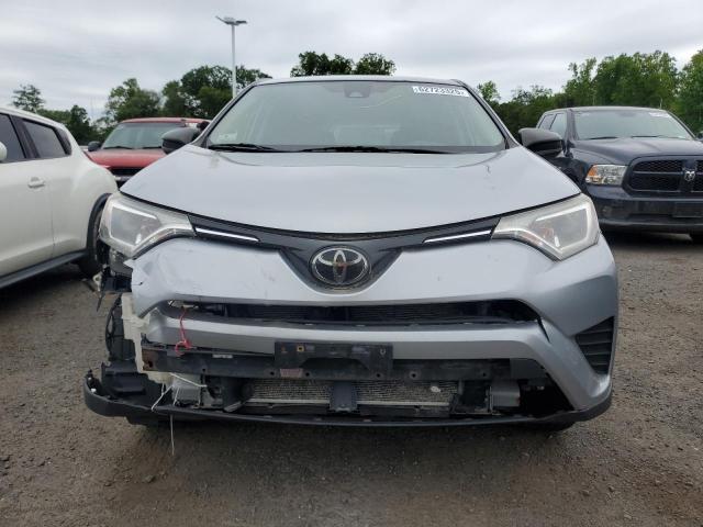 JTMBFREV3JJ206523 - 2018 TOYOTA RAV4 LE ვერცხლისფერი ფოტო 5
