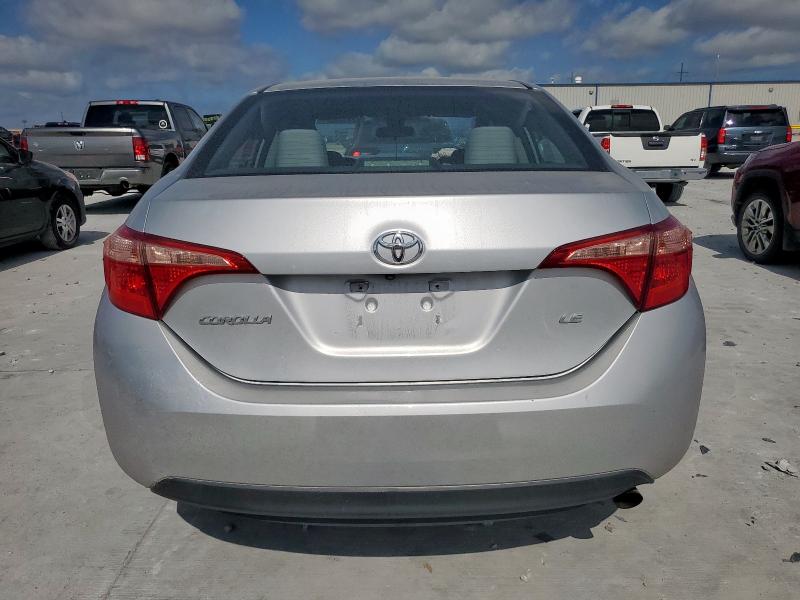 5YFBURHE9JP754314 - 2018 TOYOTA COROLLA L SILVER photo 6