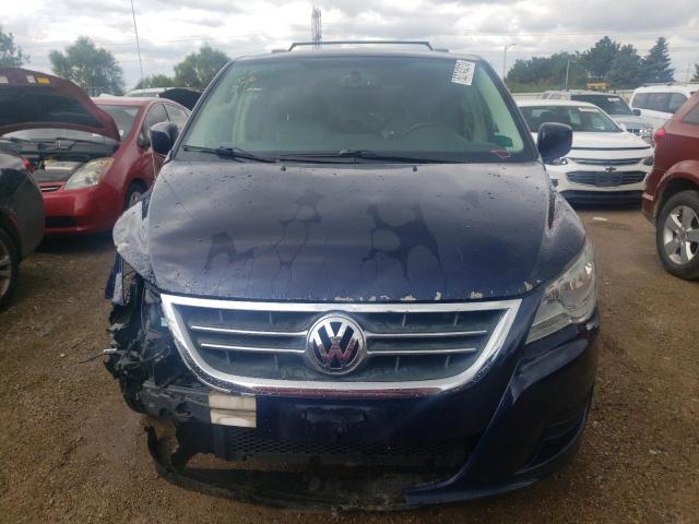 2C4RVABG0DR725473 - 2013 VOLKSWAGEN ROUTAN SE BLUE photo 5