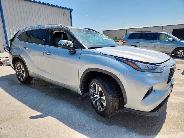 5TDGZRAH1LS504605 - 2020 TOYOTA HIGHLANDER XLE SILVER photo 4