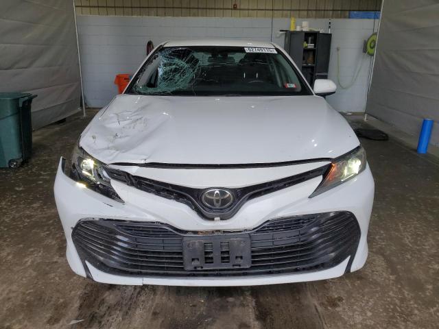 4T1B11HK6JU577901 - 2018 TOYOTA CAMRY L WHITE photo 5