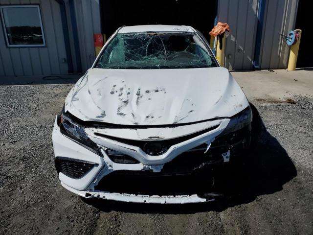 4T1G11AK7PU796312 - 2023 TOYOTA CAMRY SE NIGHT SHADE WHITE photo 5