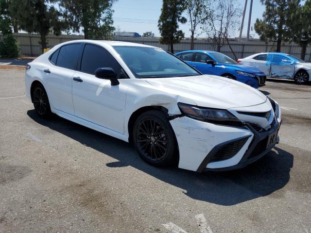 4T1G11AK8MU428328 - 2021 TOYOTA CAMRY SE WHITE photo 4