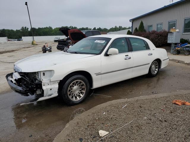 2001 LINCOLN TOWN CAR SIGNATURE, 
