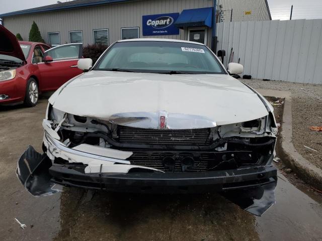 1LNHM82W61Y633561 - 2001 LINCOLN TOWN CAR SIGNATURE თეთრი ფოტო 5