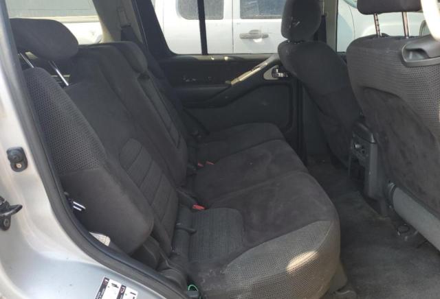 5N1AR18W15C755698 - 2005 NISSAN PATHFINDER LE SILVER photo 11