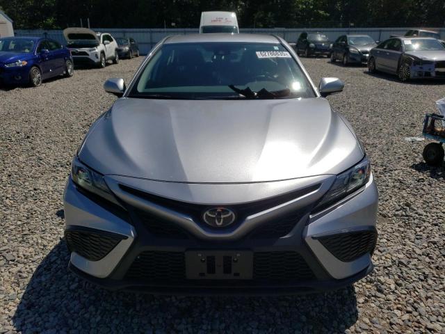 4T1G11AK3RU876452 - 2024 TOYOTA CAMRY SE NIGHT SHADE SILVER photo 5
