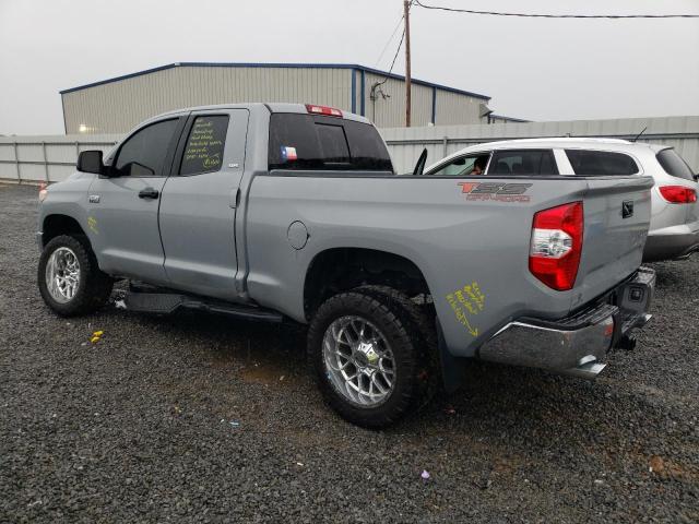 5TFUW5F15JX717628 - 2018 TOYOTA TUNDRA DOUBLE CAB SR/SR5 GRAY photo 2