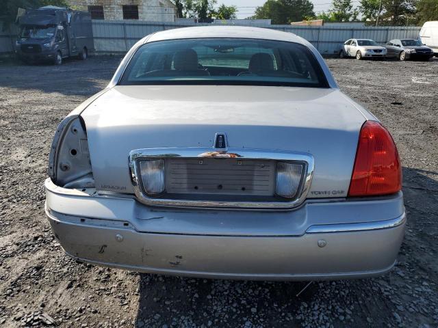 1LNHM81W13Y656038 - 2003 LINCOLN TOWN CAR EXECUTIVE SILVER photo 6