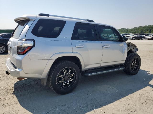 JTEZU5JR3K5203875 - 2019 TOYOTA 4RUNNER SR5 SILVER photo 3