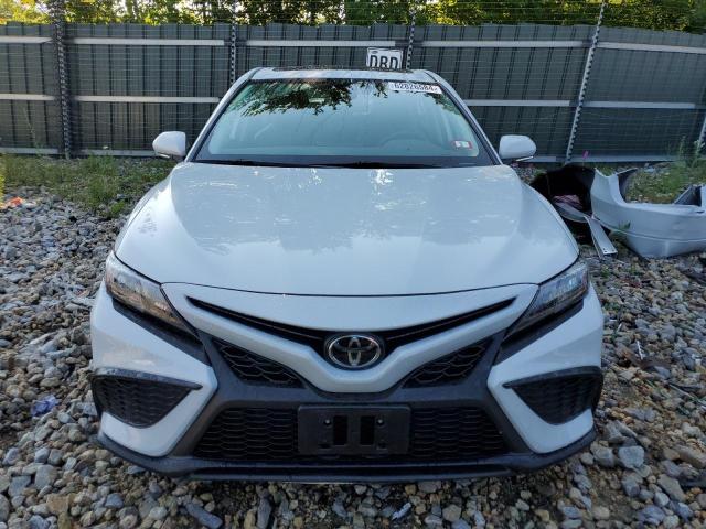 4T1T11BK0PU104467 - 2023 TOYOTA CAMRY SE NIGHT SHADE WHITE photo 5