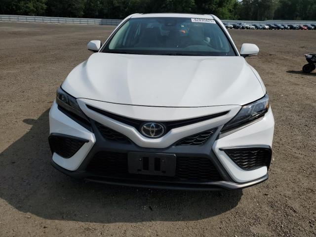 4T1T11BK0NU067532 - 2022 TOYOTA CAMRY SE WHITE photo 5