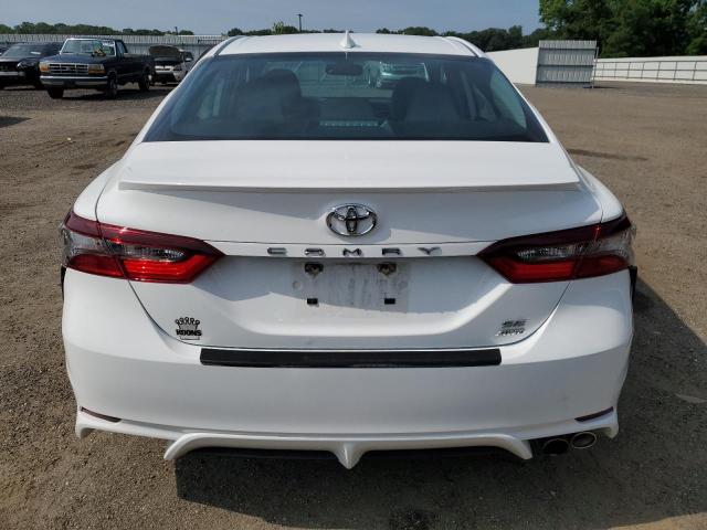 4T1T11BK0NU067532 - 2022 TOYOTA CAMRY SE WHITE photo 6