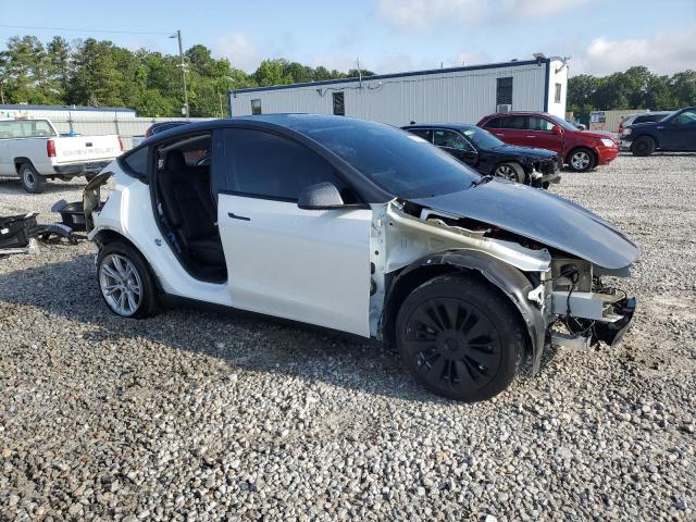 7SAYGAEEXRF005653 - 2024 TESLA MODEL Y Weiß Foto 4