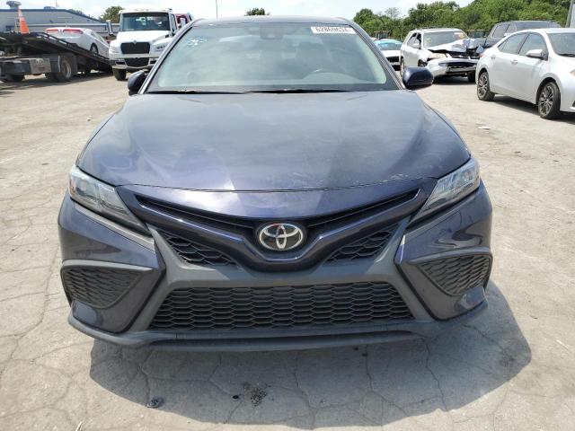 4T1G11AKXMU492872 - 2021 TOYOTA CAMRY SE BLUE photo 5