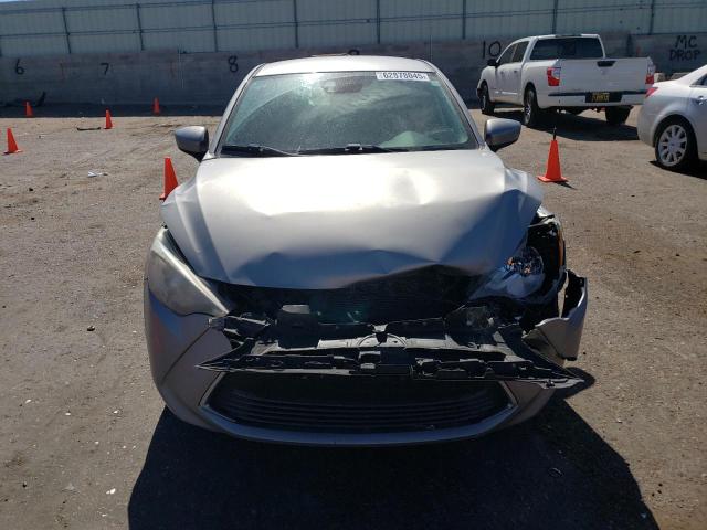 3MYDLBZV3GY133579 - 2016 TOYOTA SCION IA ვერცხლისფერი ფოტო 5