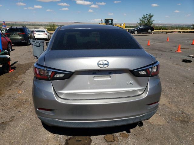 3MYDLBZV3GY133579 - 2016 TOYOTA SCION IA ვერცხლისფერი ფოტო 6