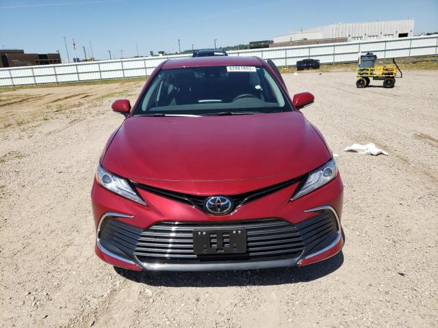 4T1F11BK0NU058522 - 2022 TOYOTA CAMRY XLE MAROON photo 5