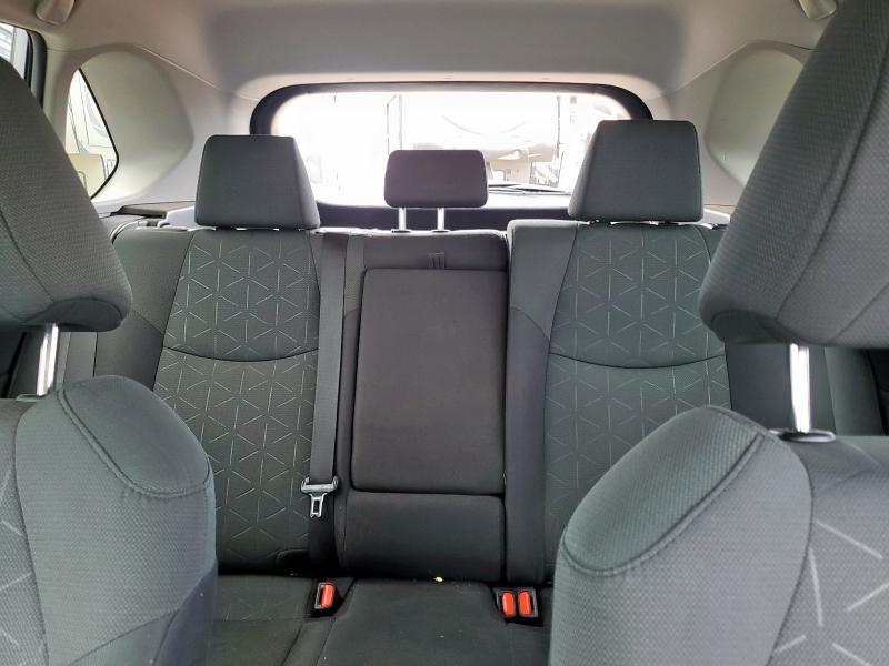 2T3P1RFVXPW389769 - 2023 TOYOTA RAV4 XLE 银色 照片 10