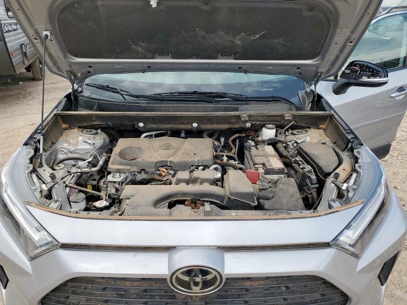 2T3P1RFVXPW389769 - 2023 TOYOTA RAV4 XLE 银色 照片 12