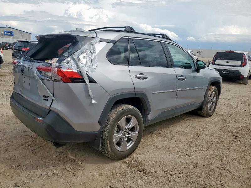 2T3P1RFVXPW389769 - 2023 TOYOTA RAV4 XLE 银色 照片 3