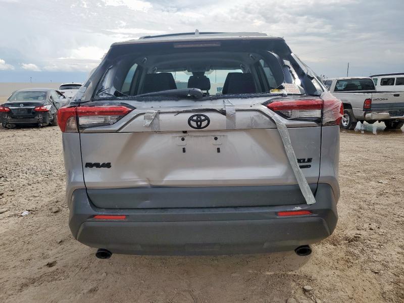 2T3P1RFVXPW389769 - 2023 TOYOTA RAV4 XLE 银色 照片 6