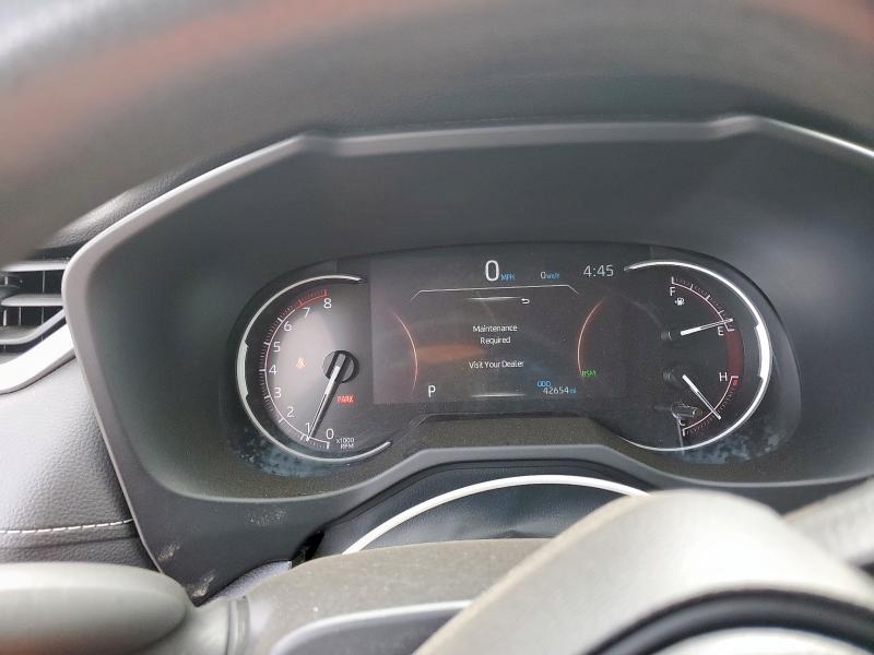 2T3P1RFVXPW389769 - 2023 TOYOTA RAV4 XLE 银色 照片 9