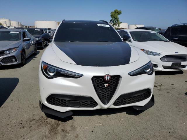 ZASFAKNN8J7C20686 - 2018 ALFA ROMEO STELVIO TI SPORT WHITE photo 5
