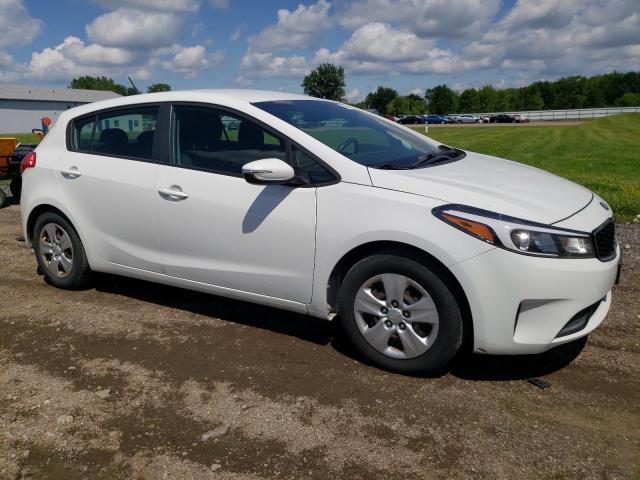 KNAFK5A85H5675070 - 2017 KIA FORTE LX WHITE photo 4