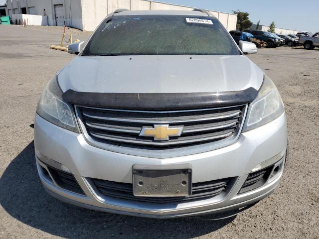 1GNKVHKD2FJ117789 - 2015 CHEVROLET TRAVERSE LT SILVER photo 5