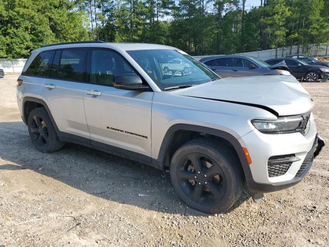 1C4RJHAG0PC593480 - 2023 JEEP GRAND CHER LAREDO Gümüş fotoğraf 4