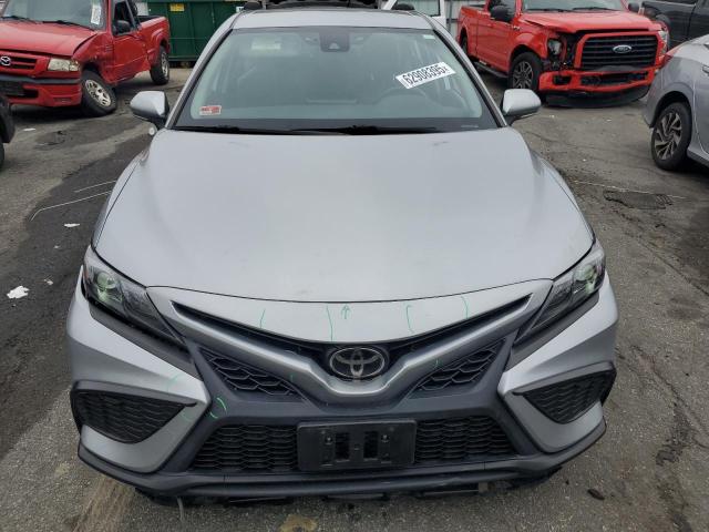 4T1G11BK3PU086063 - 2023 TOYOTA CAMRY SE NIGHT SHADE SILVER photo 5