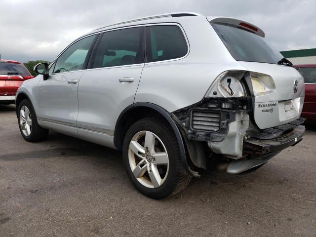 WVGEF9BP4DD002962 - 2013 VOLKSWAGEN TOUAREG V6 SILVER photo 2