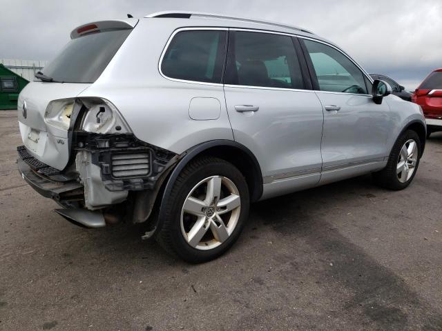 WVGEF9BP4DD002962 - 2013 VOLKSWAGEN TOUAREG V6 SILVER photo 3