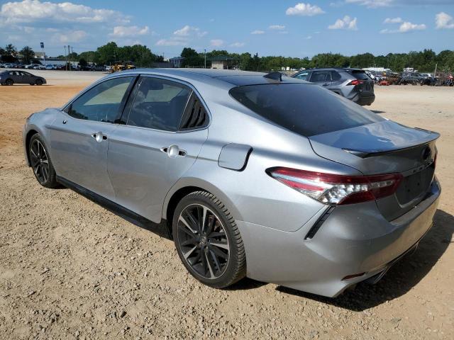 4T1B61HK5JU079318 - 2018 TOYOTA CAMRY XSE SILVER photo 2