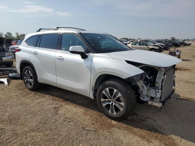5TDGZRBH0NS256462 - 2022 TOYOTA HIGHLANDER XLE WHITE photo 4
