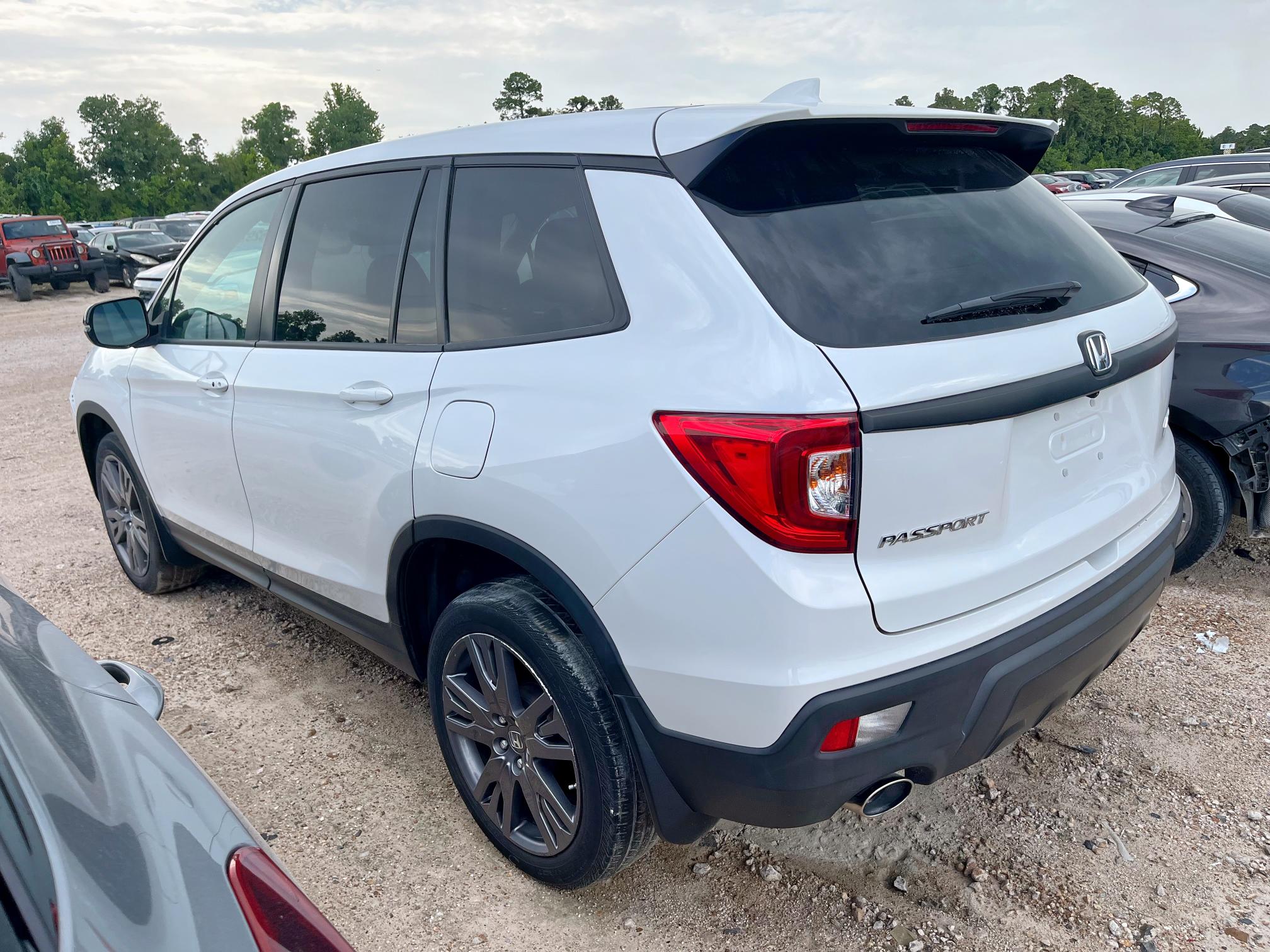 5FNYF8H55MB041554 - 2021 HONDA PASSPORT EXL WHITE photo 2