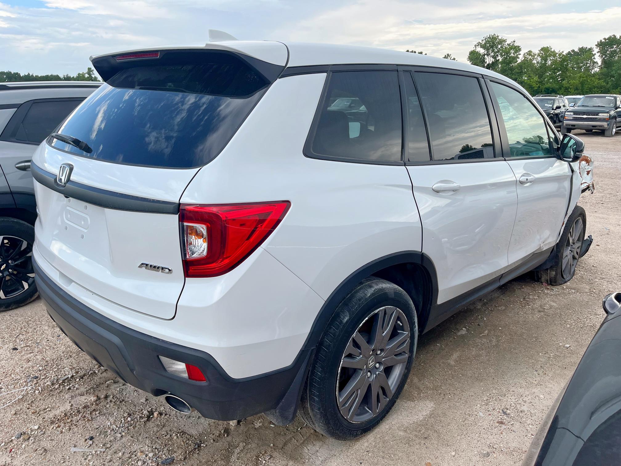 5FNYF8H55MB041554 - 2021 HONDA PASSPORT EXL WHITE photo 3